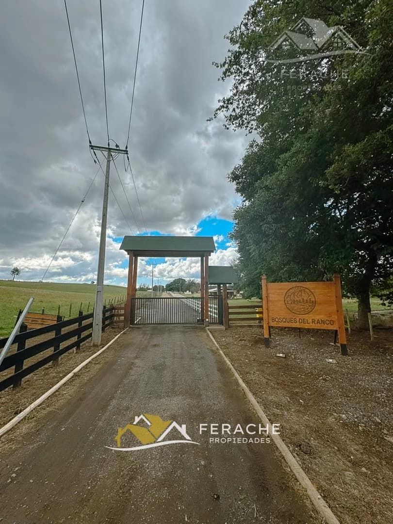 Parcela de 5.000 m² en Bosques del Ranco, con servicios y más de 10 hectáreas de bosque nativo protegido